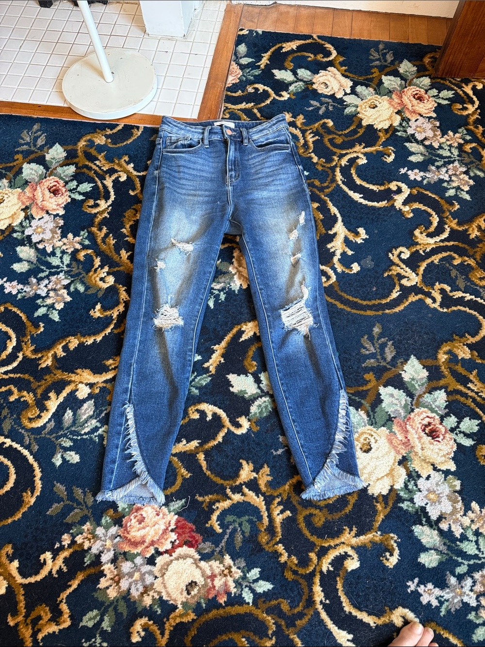 Kancan Frayed V-Notch Ankle Jeans in Medium Blue- worn about 4-5 times. 60 reta - Picture 2 of 7